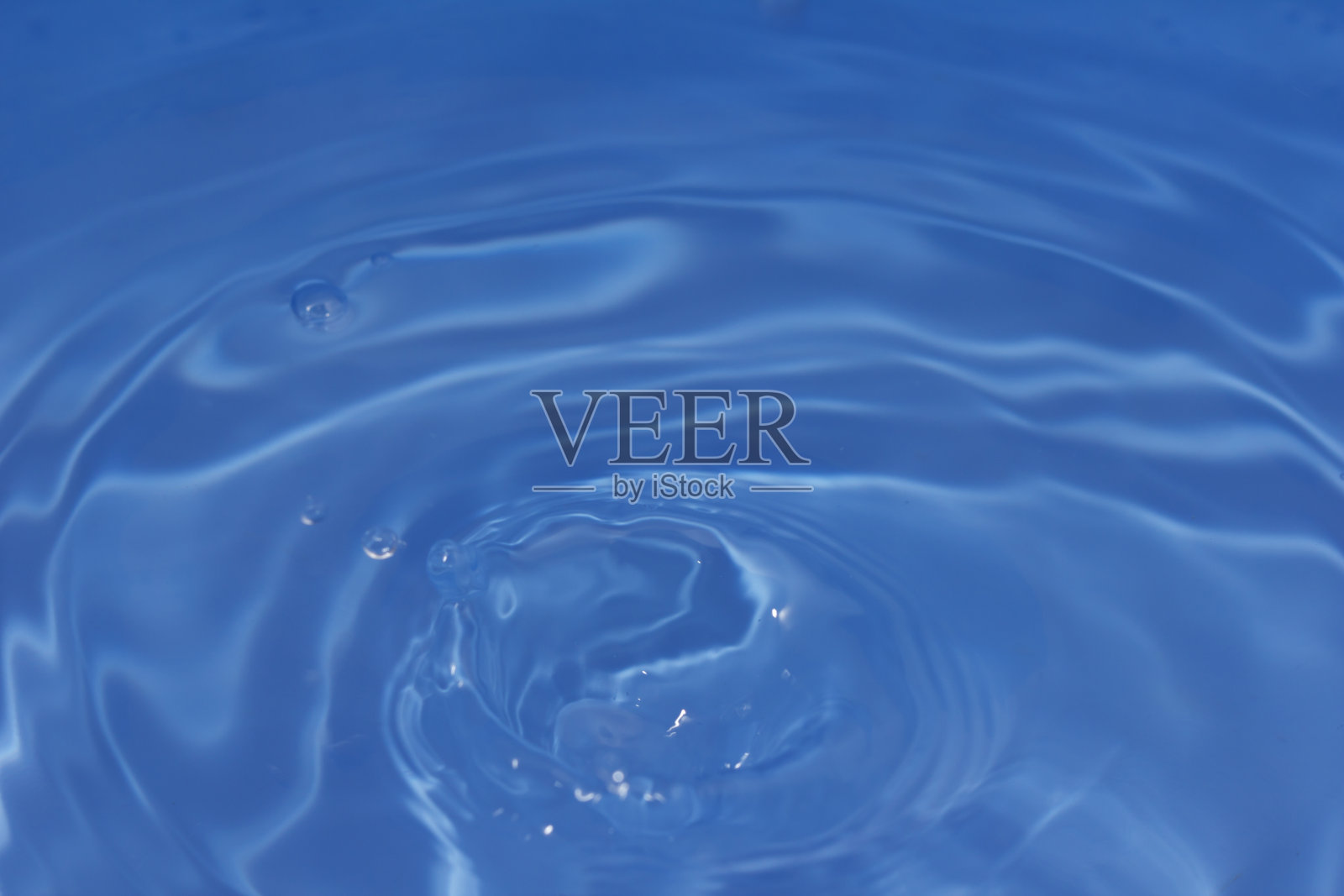 水滴落入水中。漂亮的背景照片摄影图片