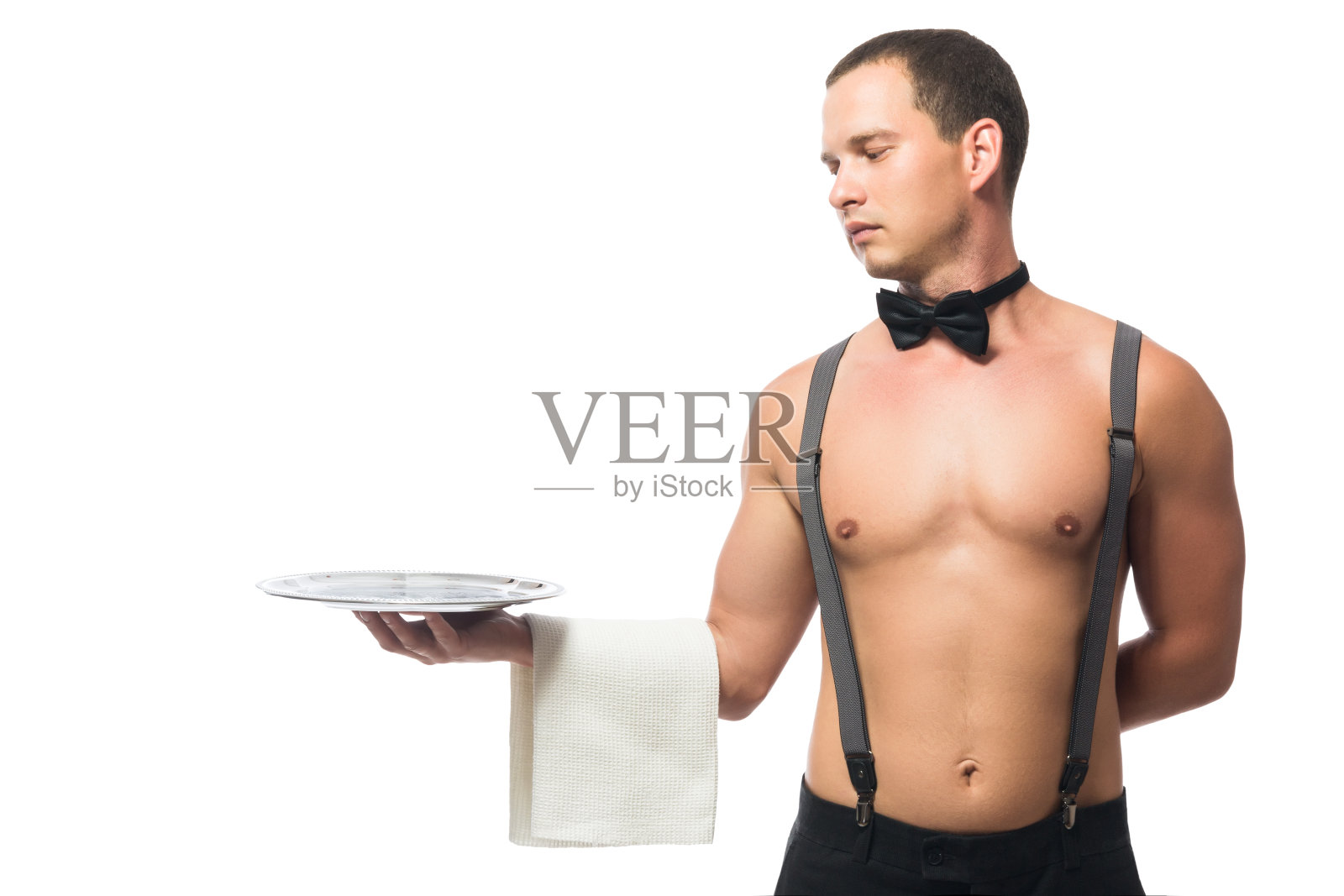 英俊的男人拿着一个托盘用毛巾，服务员是孤立的白色照片摄影图片