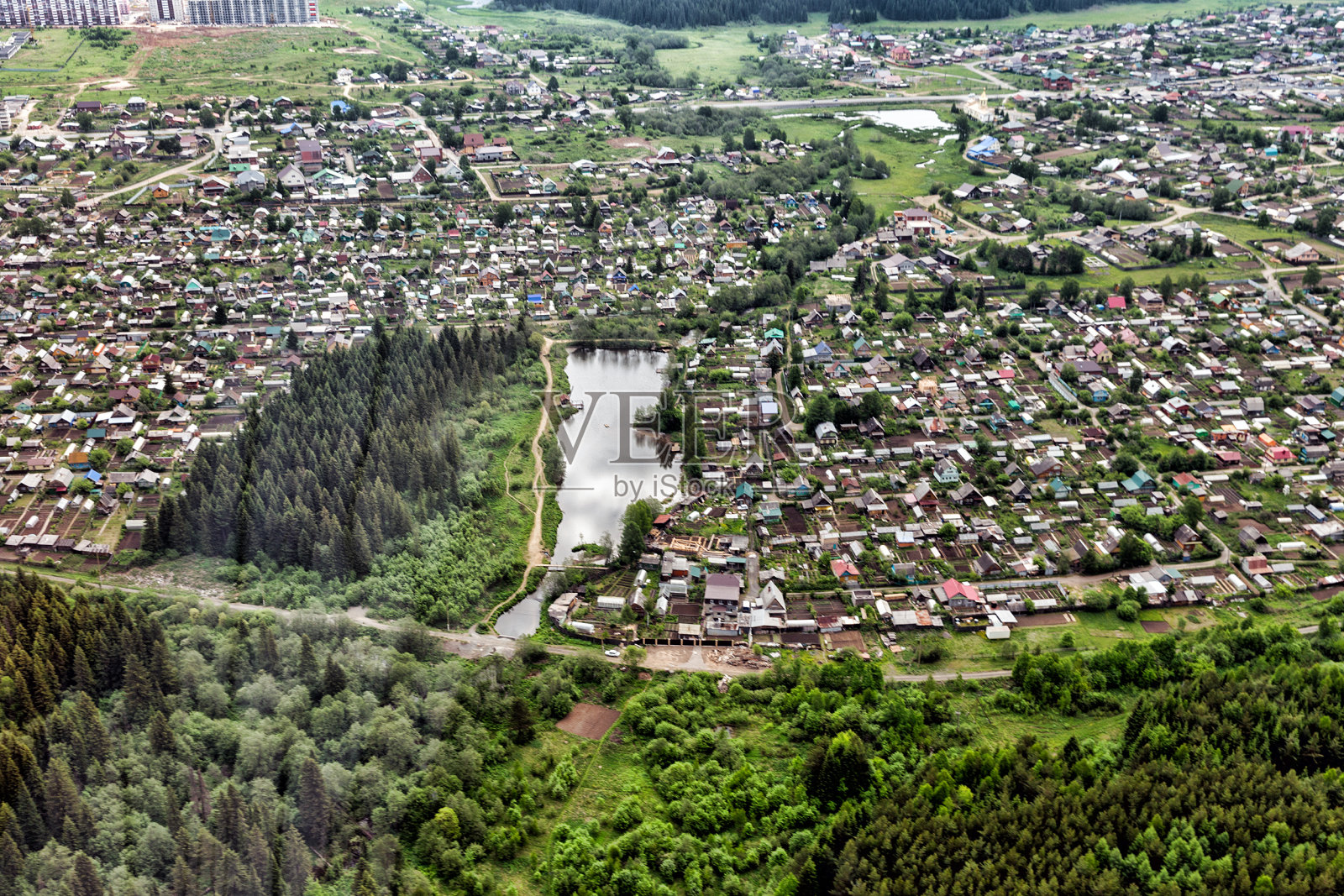 城市全景鸟瞰图。被森林包围的城市照片摄影图片