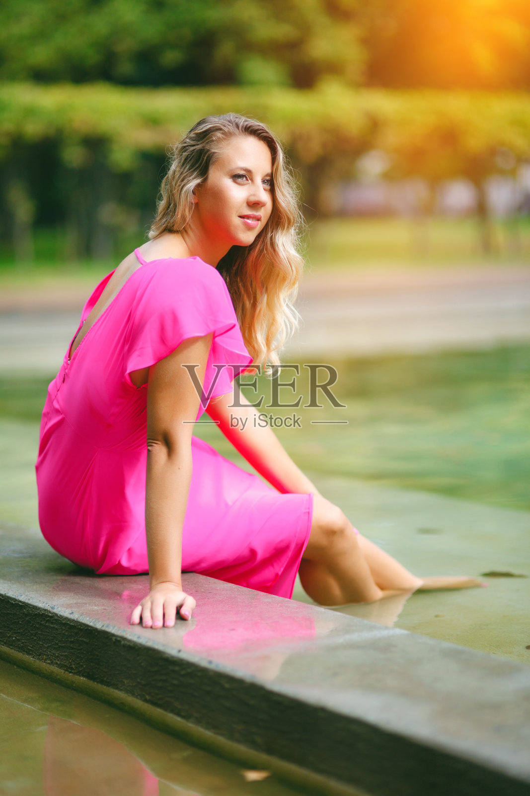 游泳池里有个漂亮的年轻女子照片摄影图片