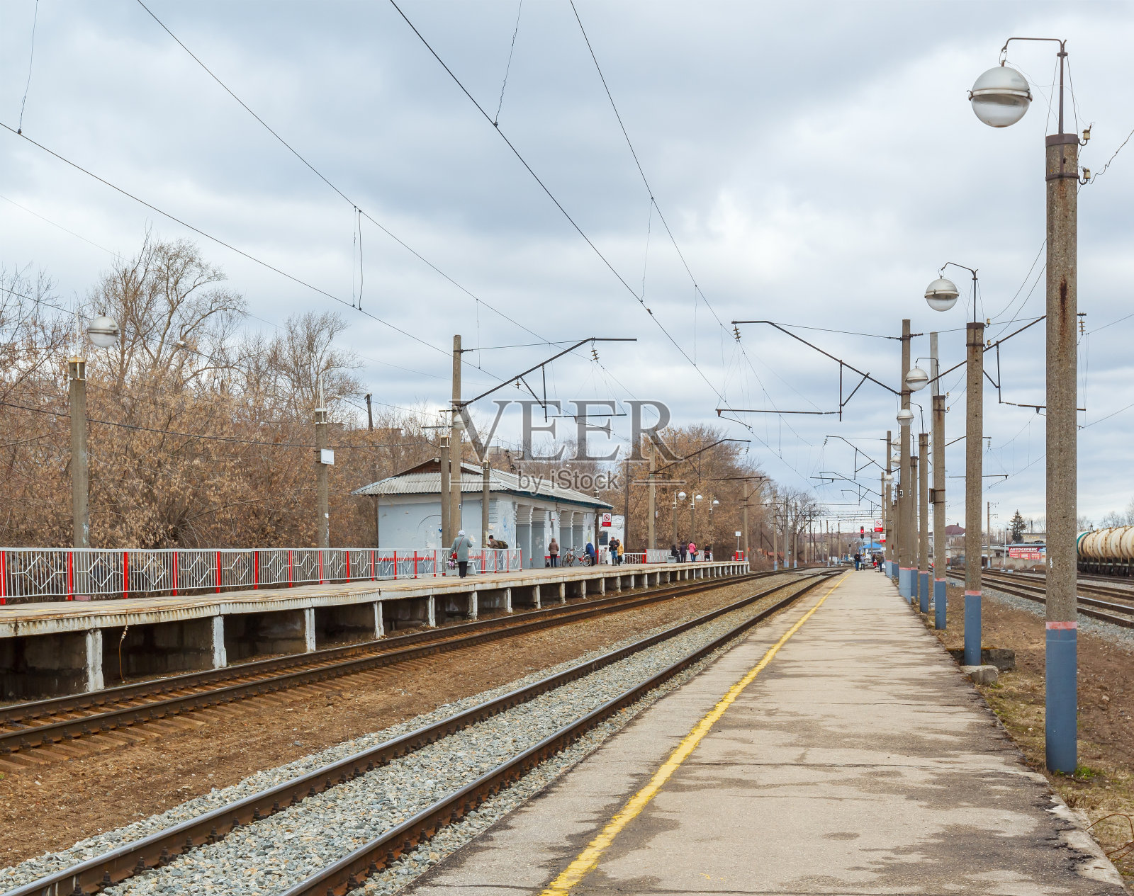 市郊列车站台照片摄影图片
