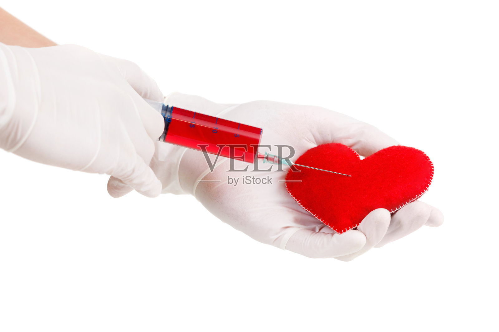 双手放在手套，注射器和心脏符号。孤立在白色的。健康的概念照片摄影图片
