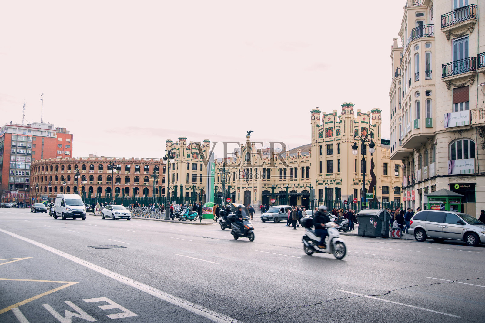 西班牙瓦伦西亚- 2015年12月29日:瓦伦西亚竞技场和铁路照片摄影图片