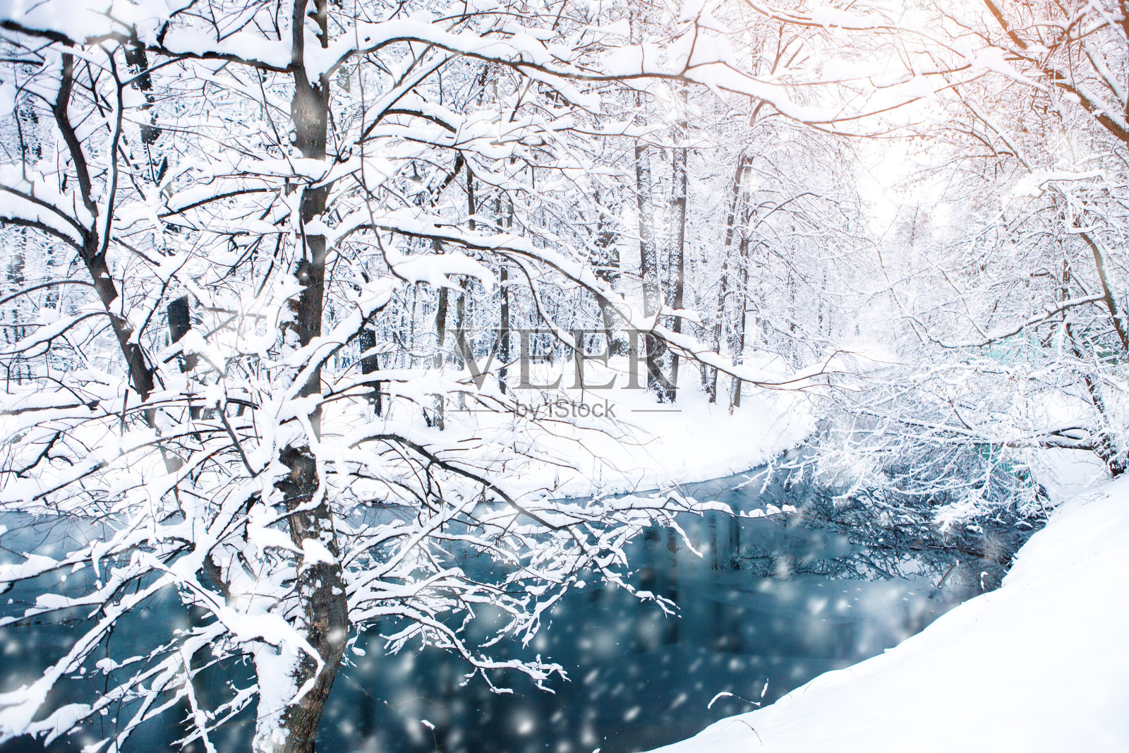 美丽的冬季景观和白雪覆盖的树木。新年快乐。圣诞快乐照片摄影图片