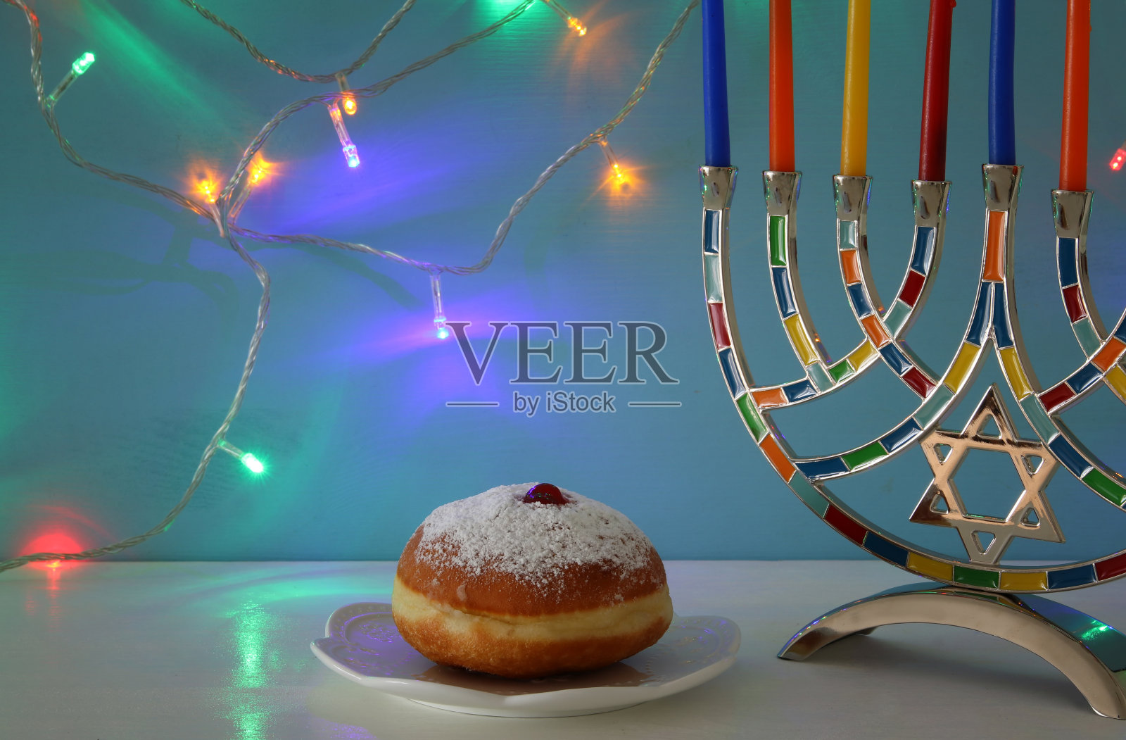 犹太节日光明节的背景与烛台(传统的烛台)和蜡烛。照片摄影图片