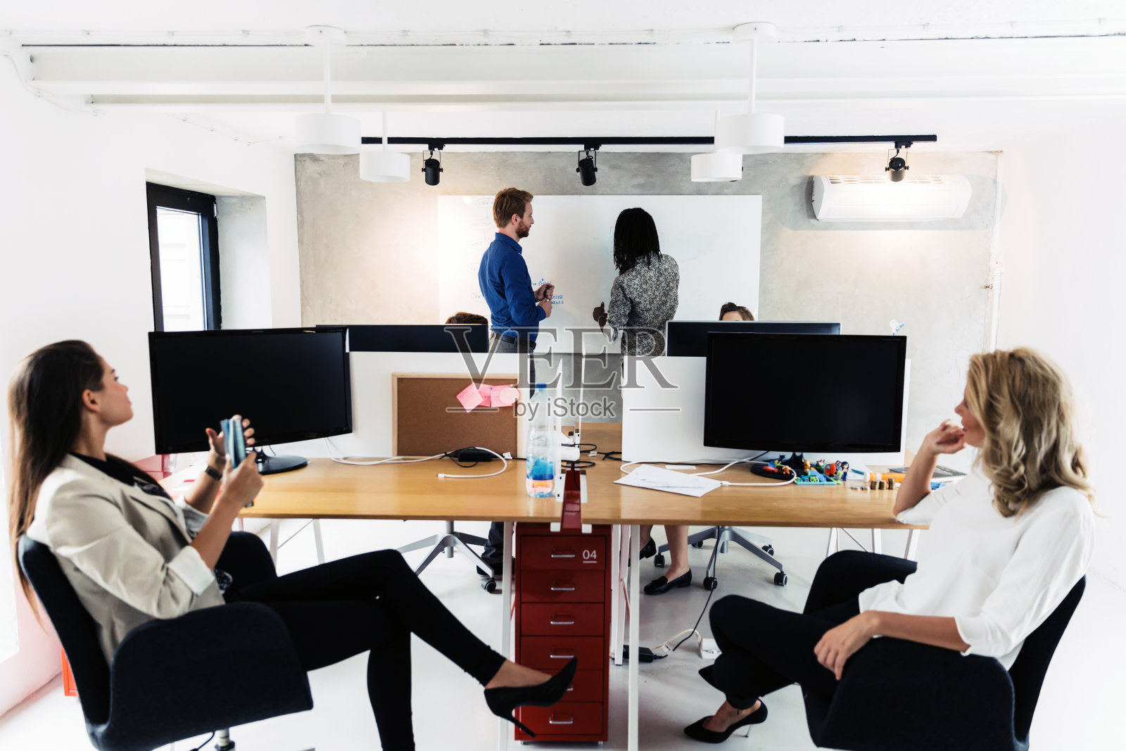 商务人士坐在办公室里学习新技术照片摄影图片