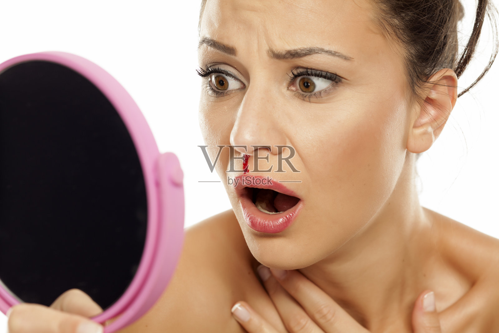 一个鼻子流着血，害怕的年轻女人照片摄影图片