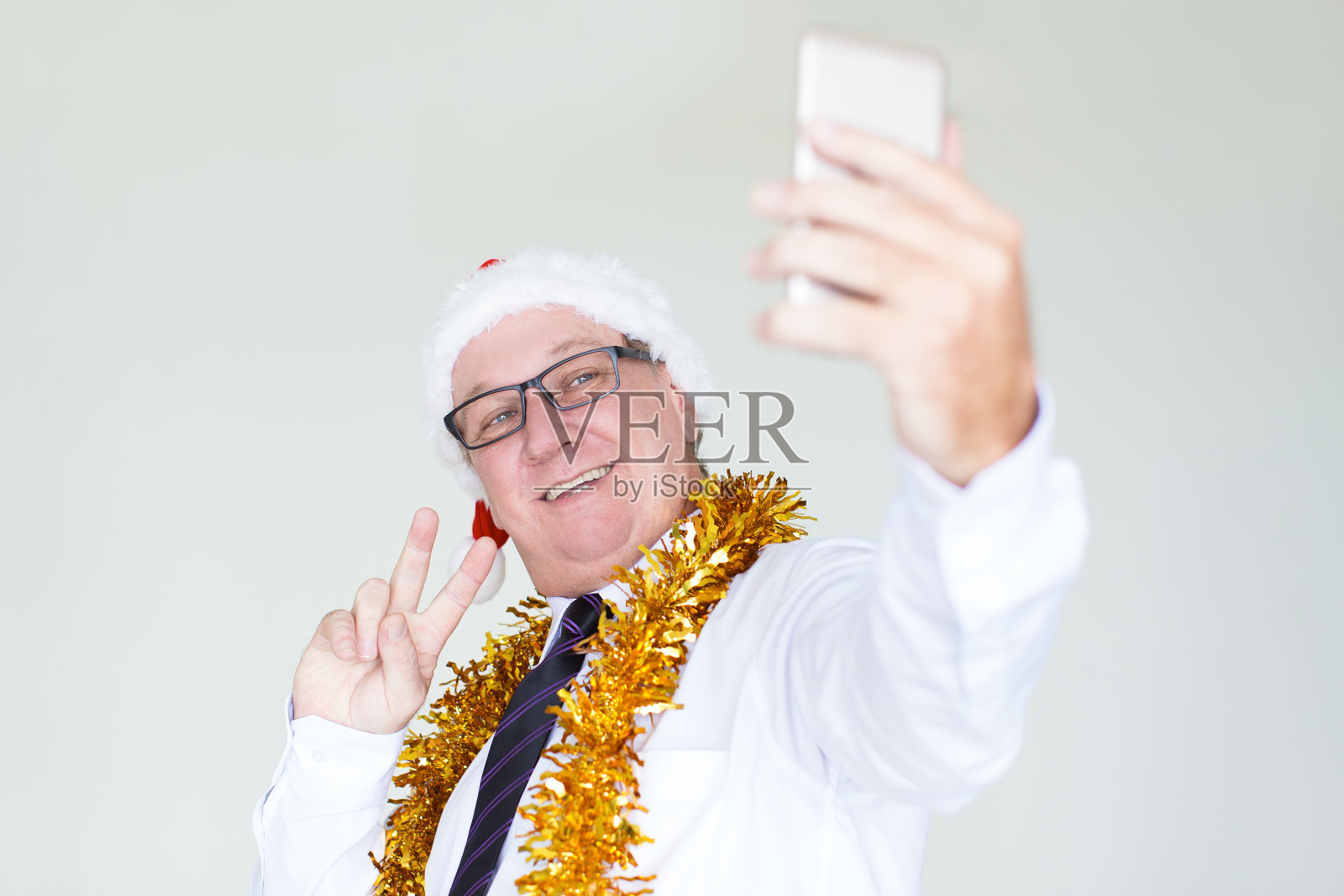 快乐的商人展示和平和自拍照片摄影图片