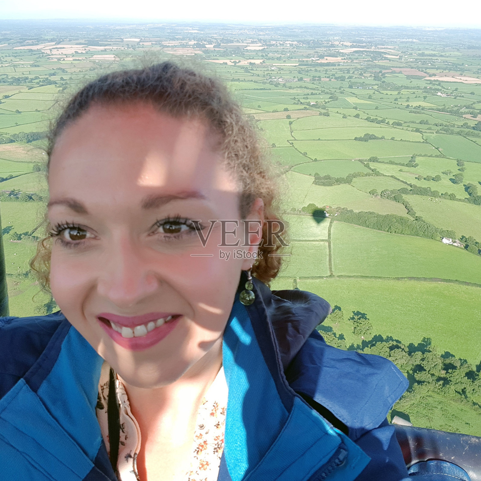 女人在热气球里的照片照片摄影图片
