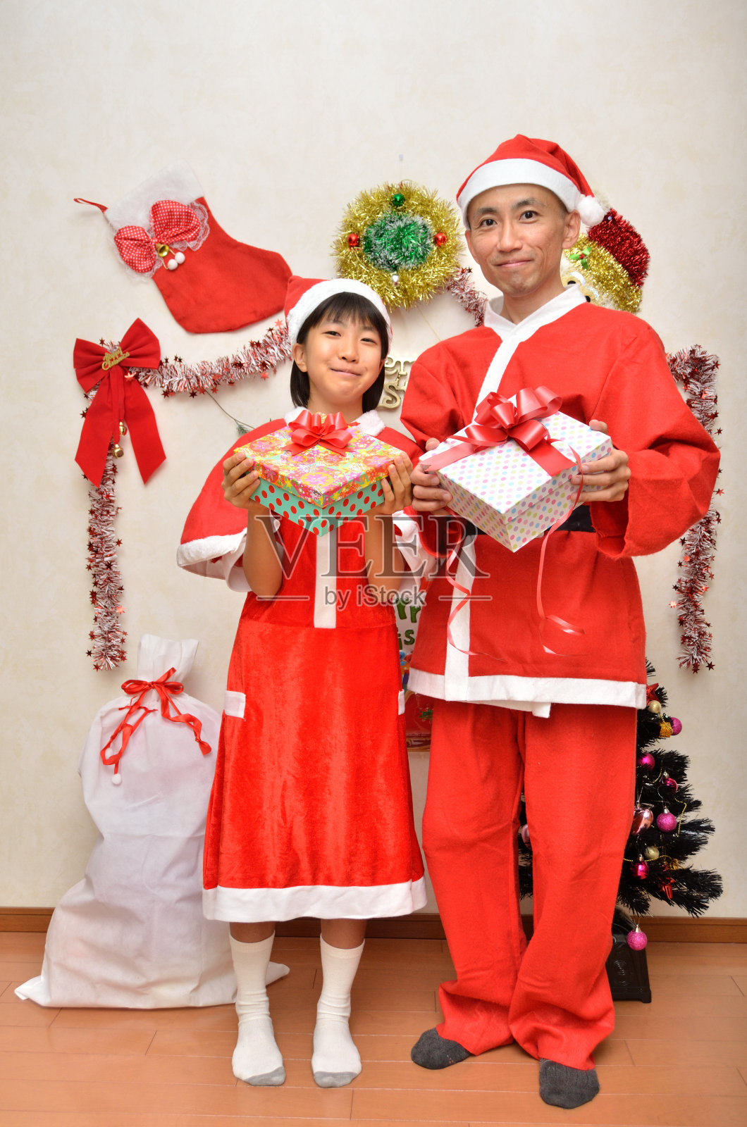 父母和孩子享受圣诞晚会照片摄影图片
