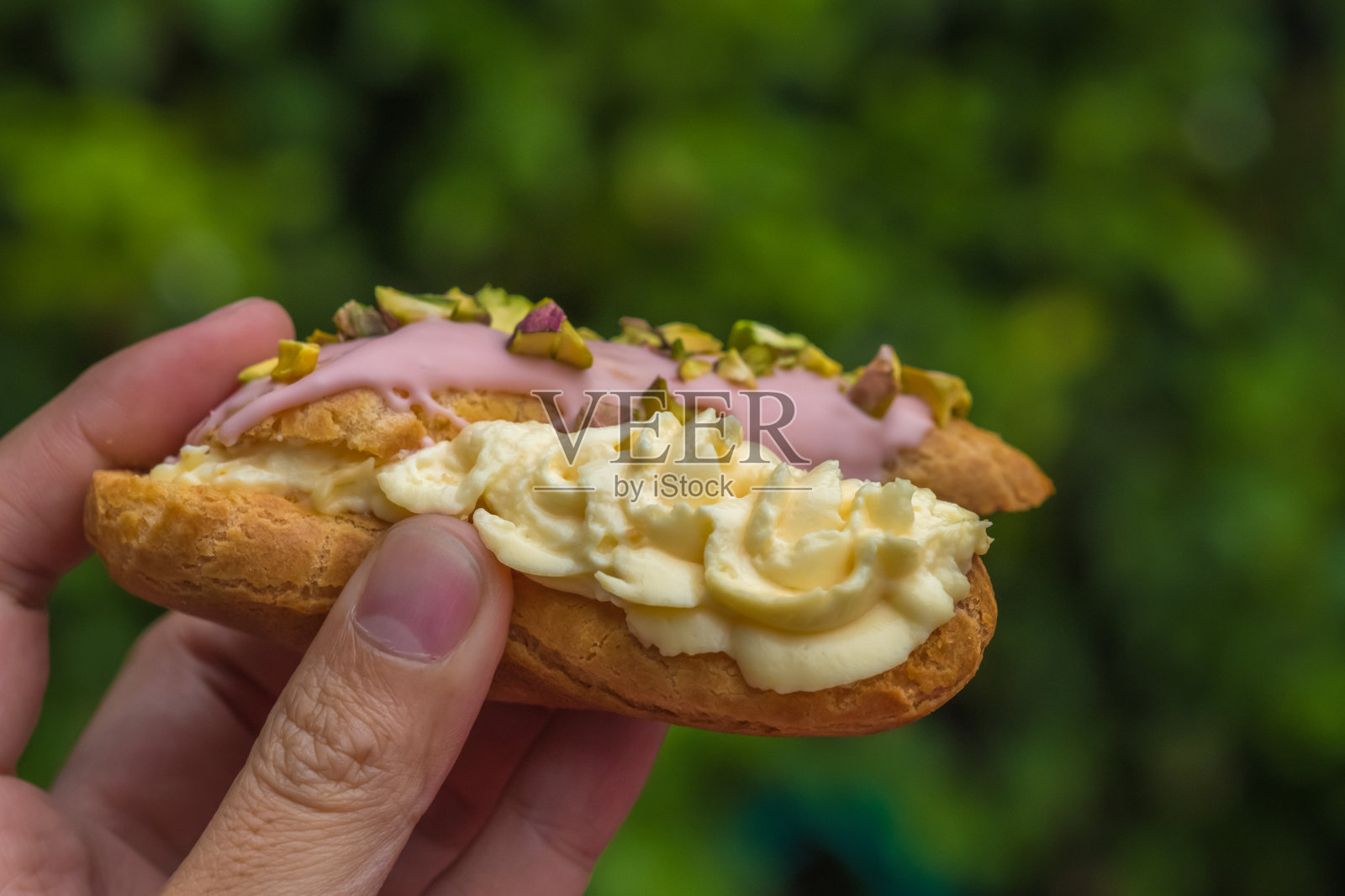 草莓香草奶油e-clair。(选择性聚焦)照片摄影图片