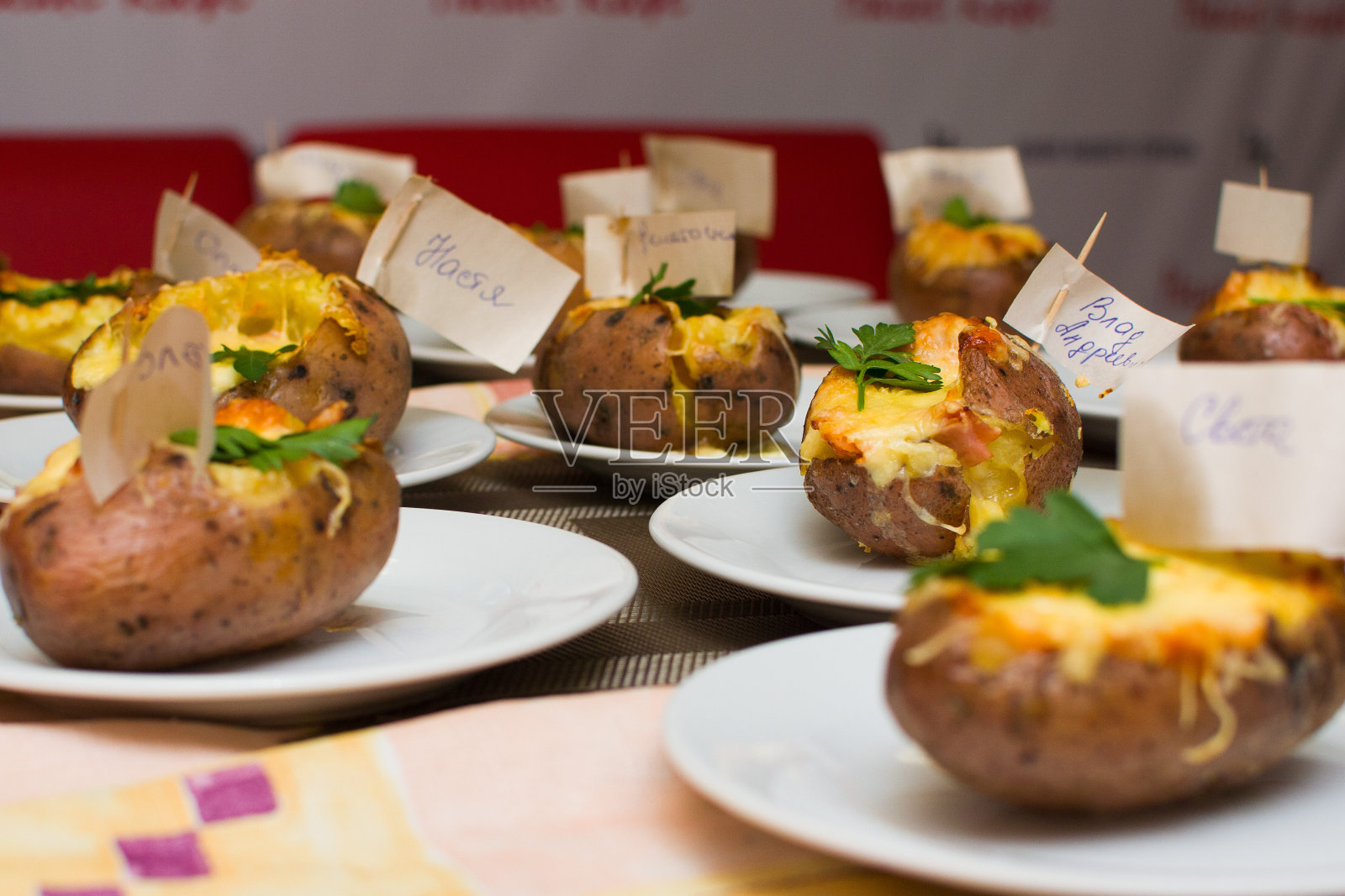 孩子们在课堂上学习如何做填充土豆照片摄影图片