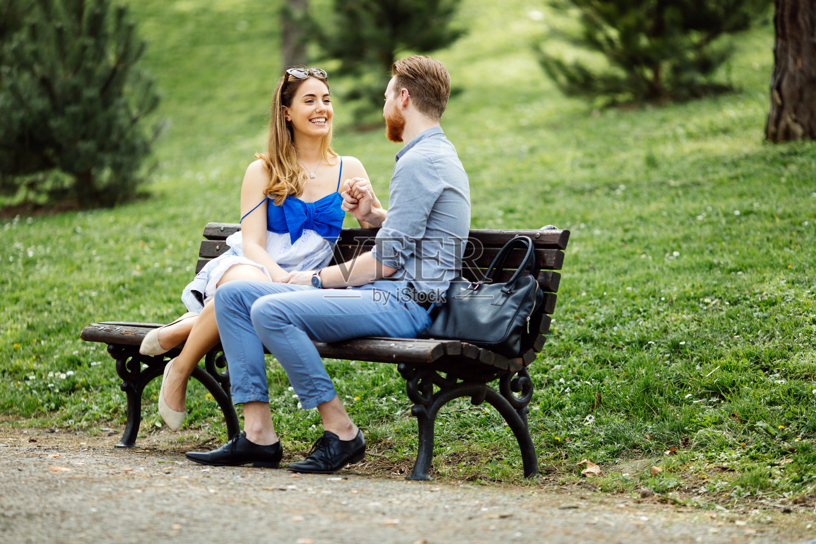 一对情侣坐在长椅上约会照片摄影图片
