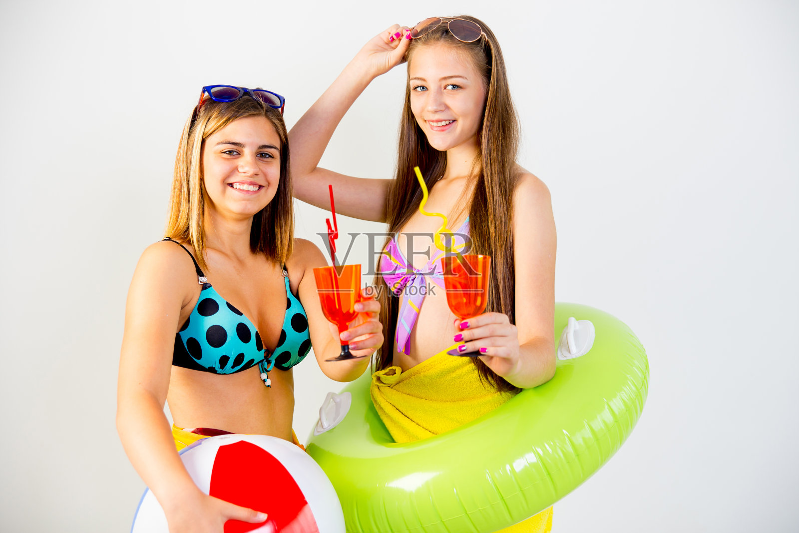 沙滩上的女孩照片摄影图片