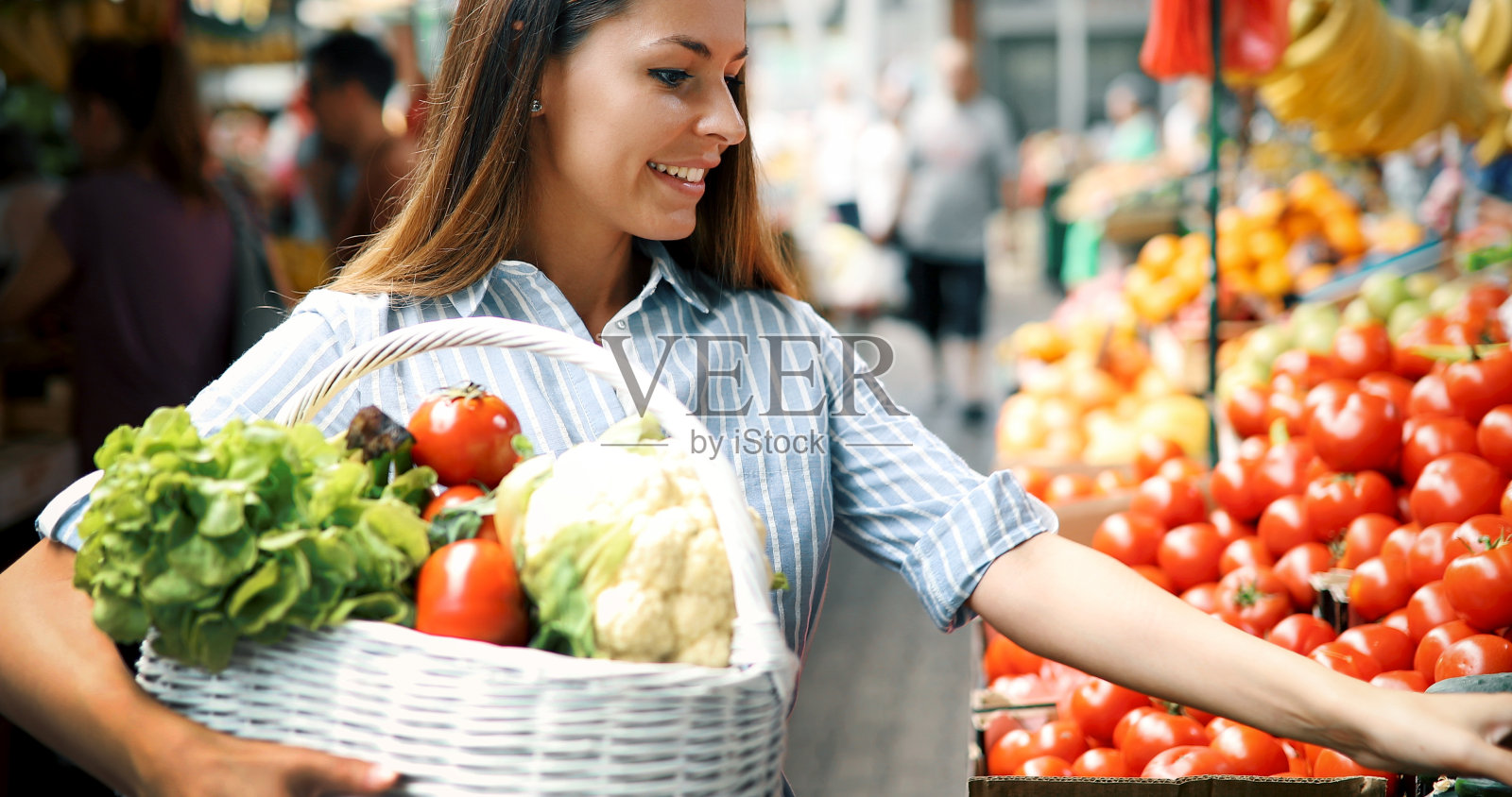 女人在市场买菜的照片照片摄影图片