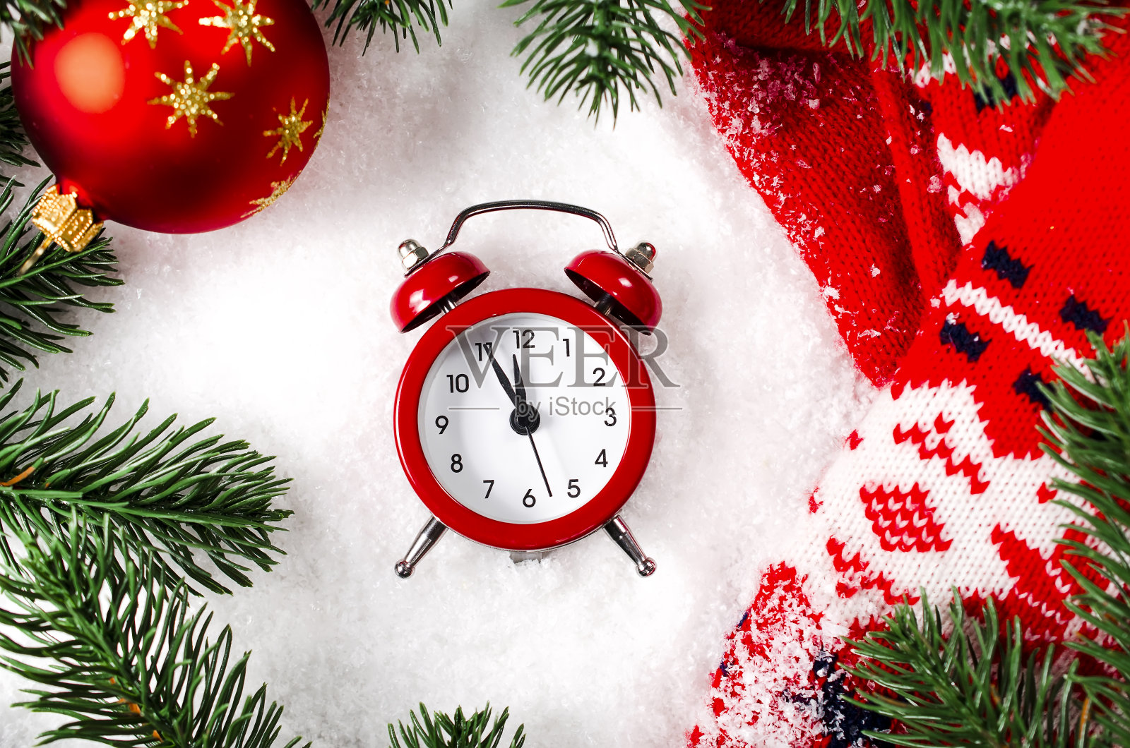 圣诞背景与时钟和围巾上的雪。照片摄影图片