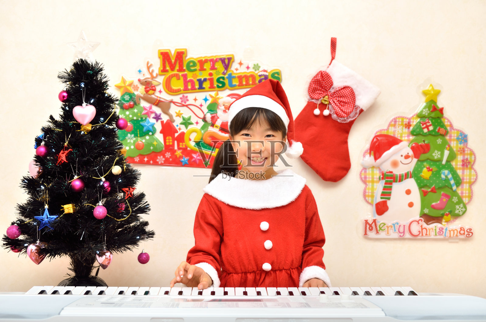 女孩们享受圣诞派对照片摄影图片