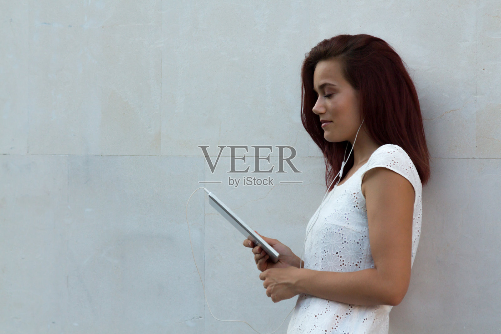 女孩在户外使用平板电脑照片摄影图片