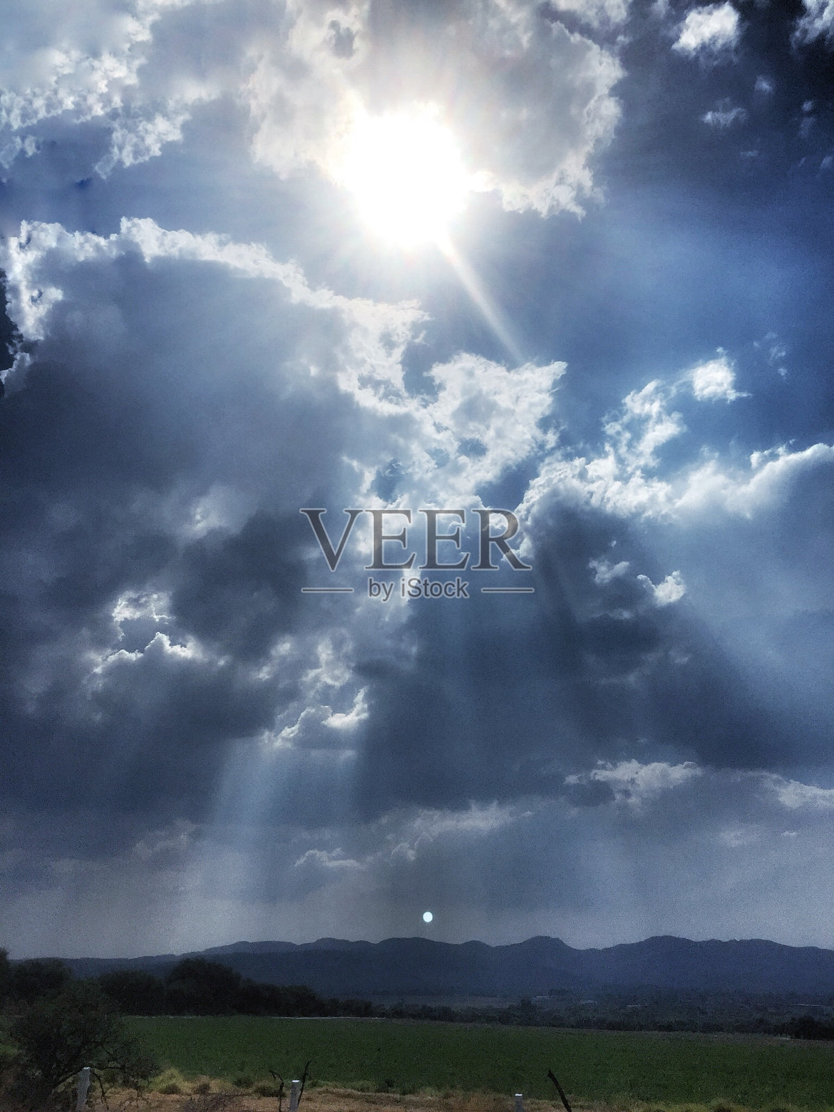 当暴风雨过后，有一刻光明升起照片摄影图片