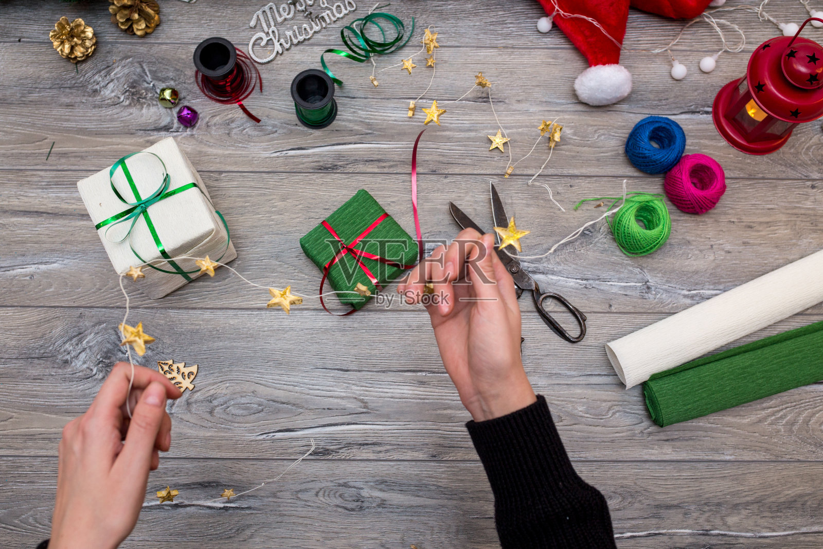 圣诞组成。圣诞礼物，针织毯子，松果，冷杉枝木制白色背景。平躺，俯视图照片摄影图片