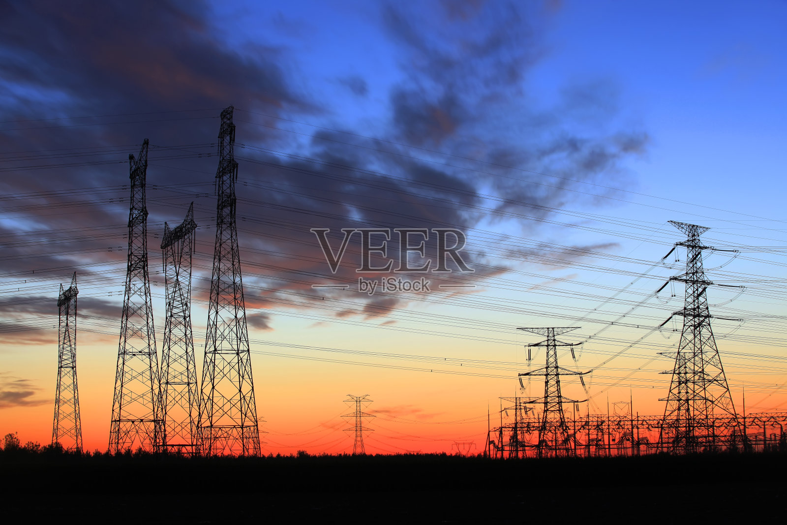 夜间输电塔的剪影照片摄影图片