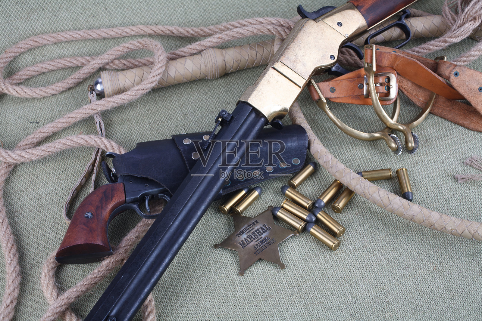 狂野西部步枪，弹药和警徽照片摄影图片