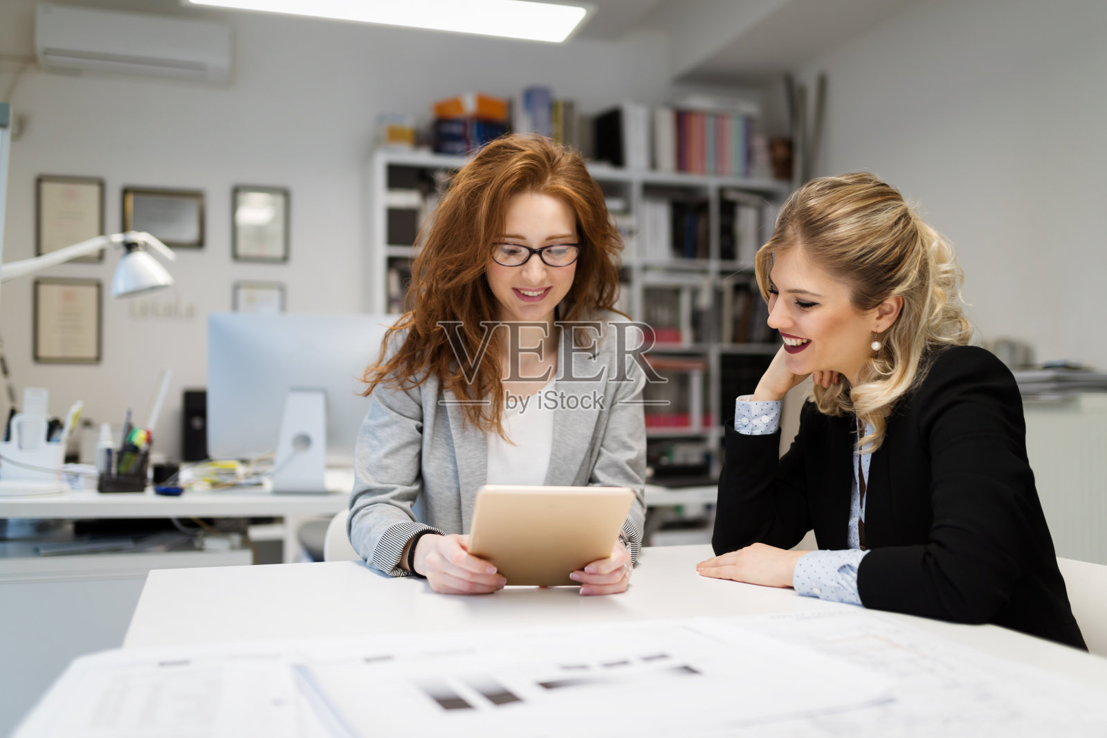 两个年轻的建筑师在办公室一起工作照片摄影图片