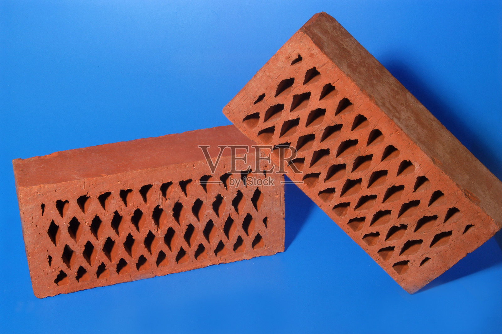 蓝色背景上的砖块照片摄影图片