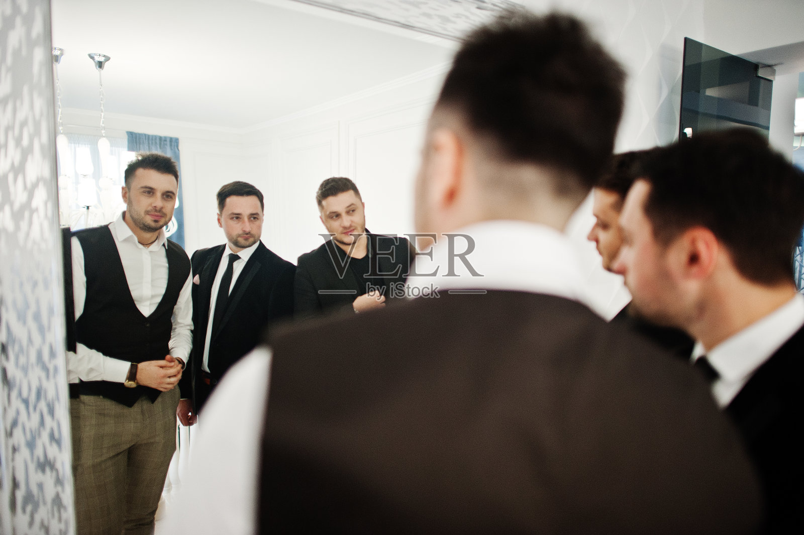 三个留着胡子的时髦男子穿着考究摆好姿势。音乐家的乐队。照片摄影图片