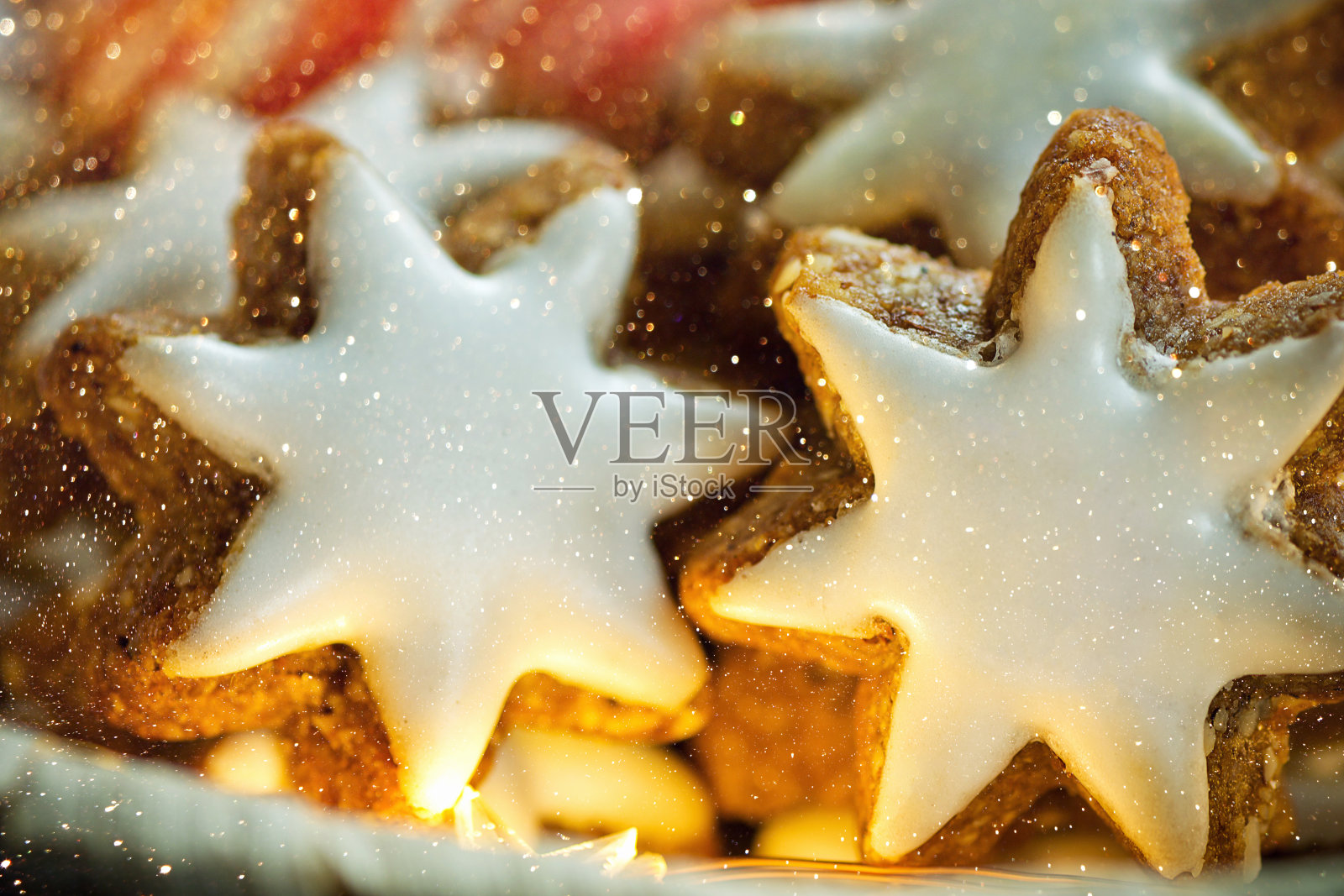 传统的德国圣诞饼干家烤釉肉桂星在柳条篮子闪闪发光的花环灯蜡烛糖果手杖节日魔术气氛照片摄影图片