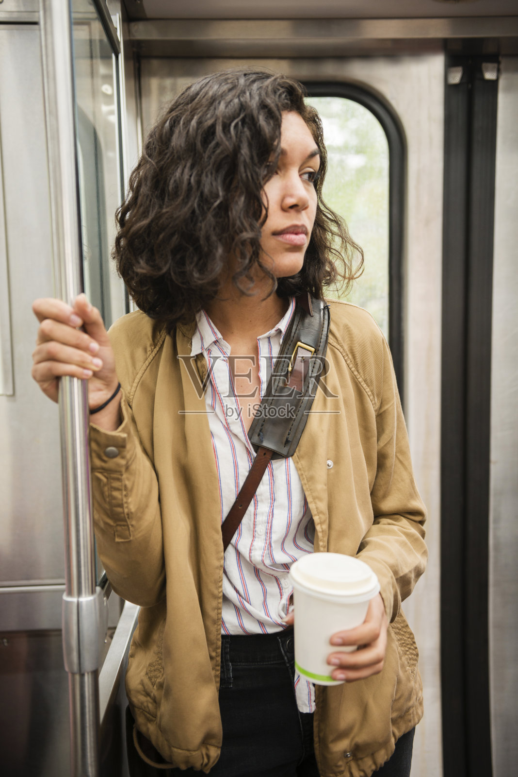 美丽的西班牙裔女性乘坐高架火车前往芝加哥市中心照片摄影图片