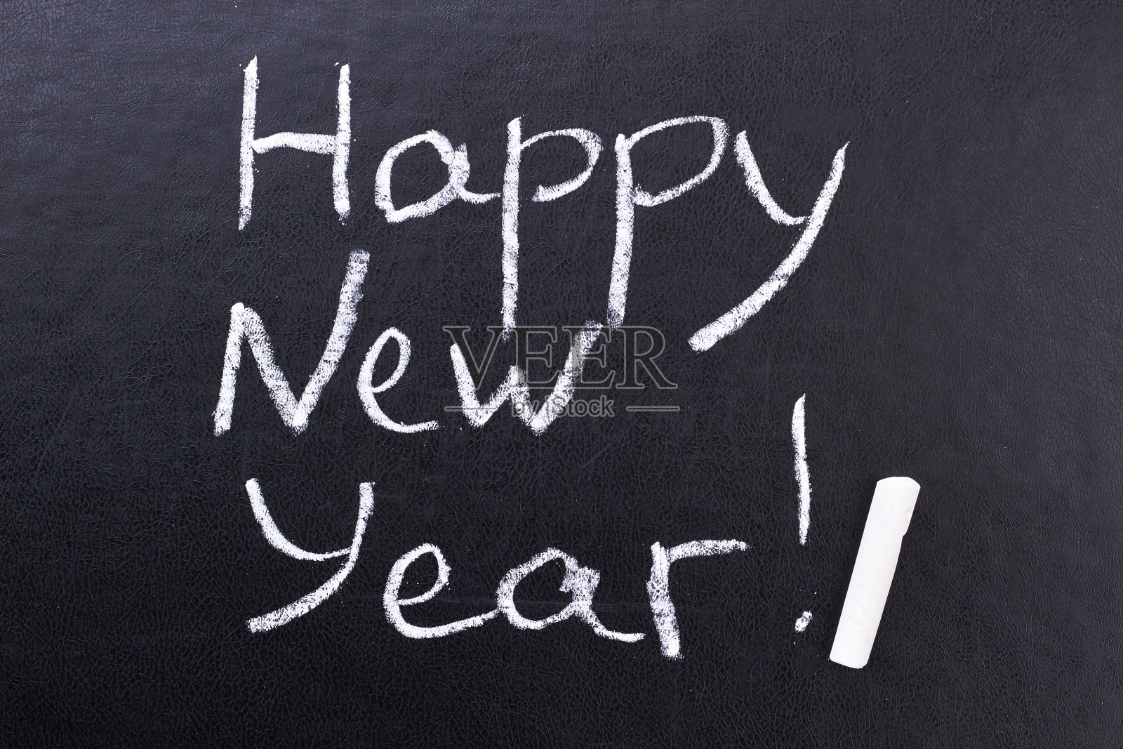 在黑板上写新年快乐。照片摄影图片