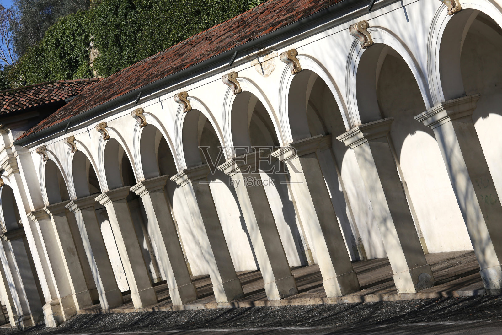 这是一条供朝圣者前往圣母圣坛的历史悠久的通道照片摄影图片