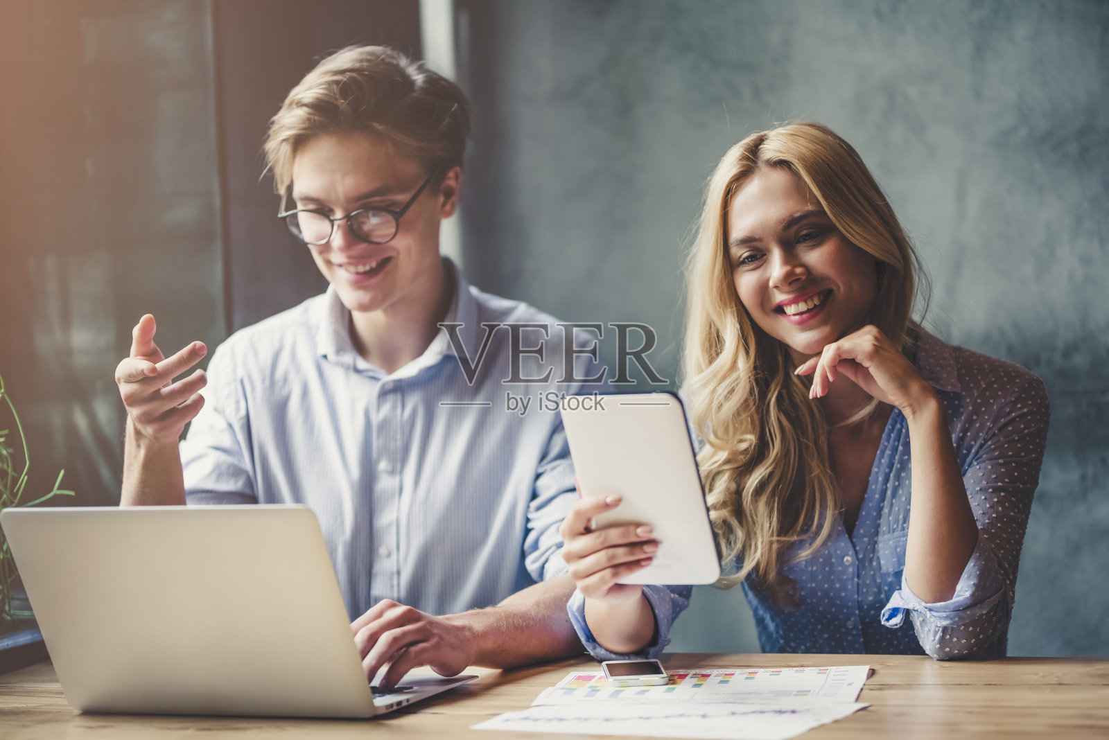 夫妇在咖啡馆。照片摄影图片