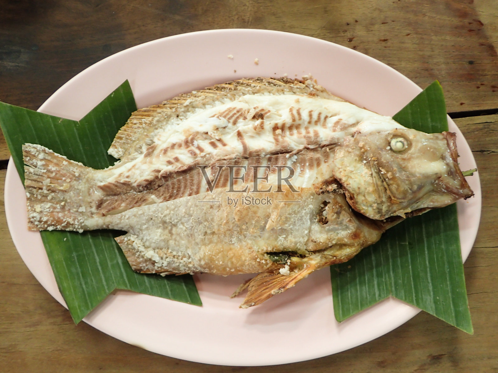 烤尼罗罗非鱼照片摄影图片