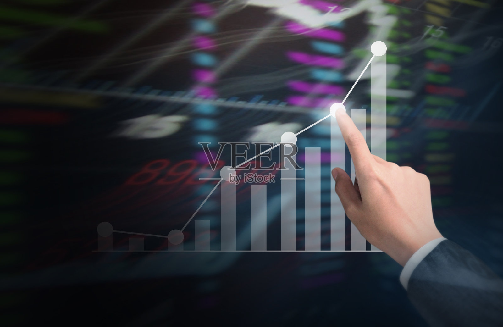 手上有金融符号的商人照片摄影图片