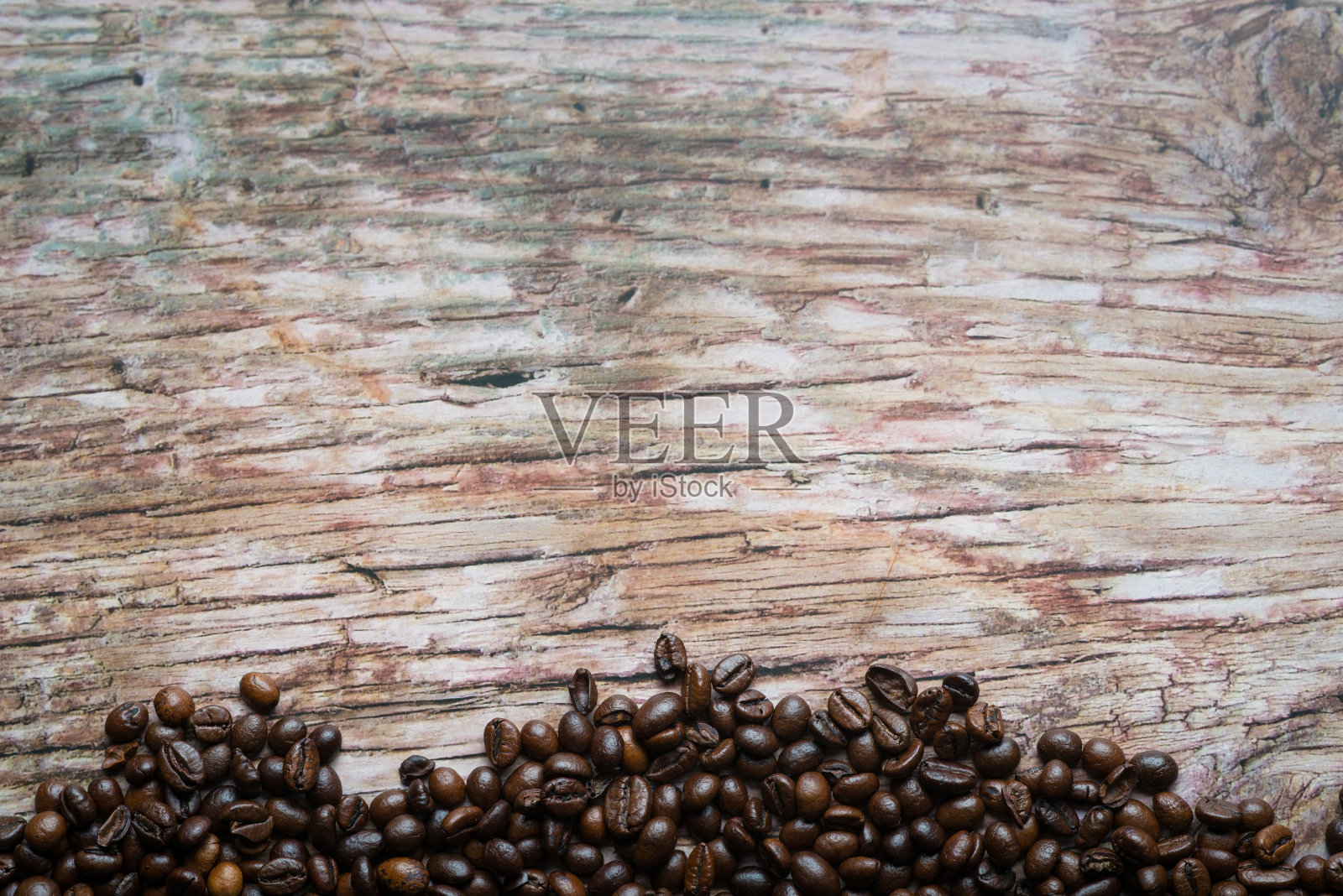 咖啡在垃圾木背景上照片摄影图片