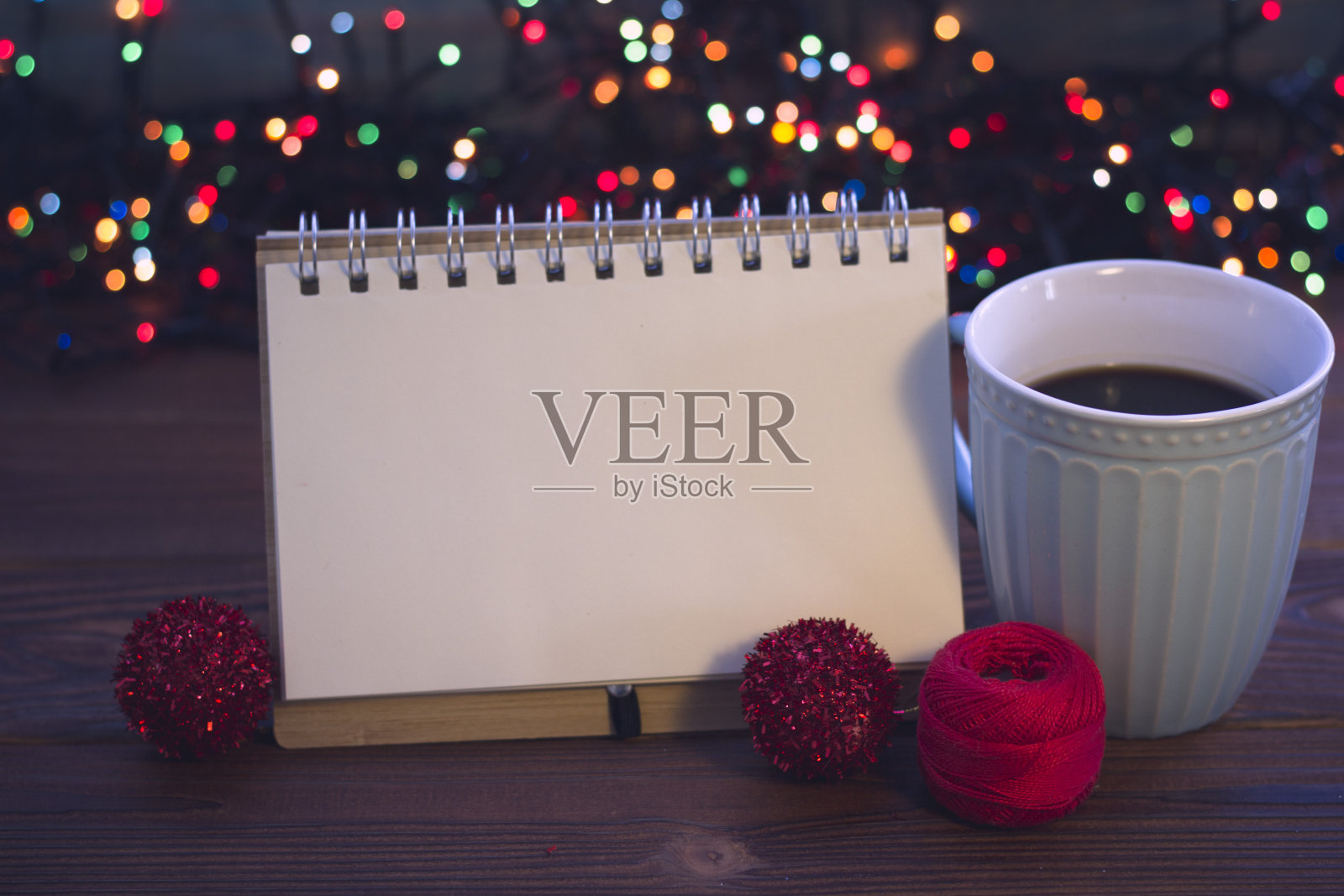 圣诞静物画，咖啡和笔记本照片摄影图片