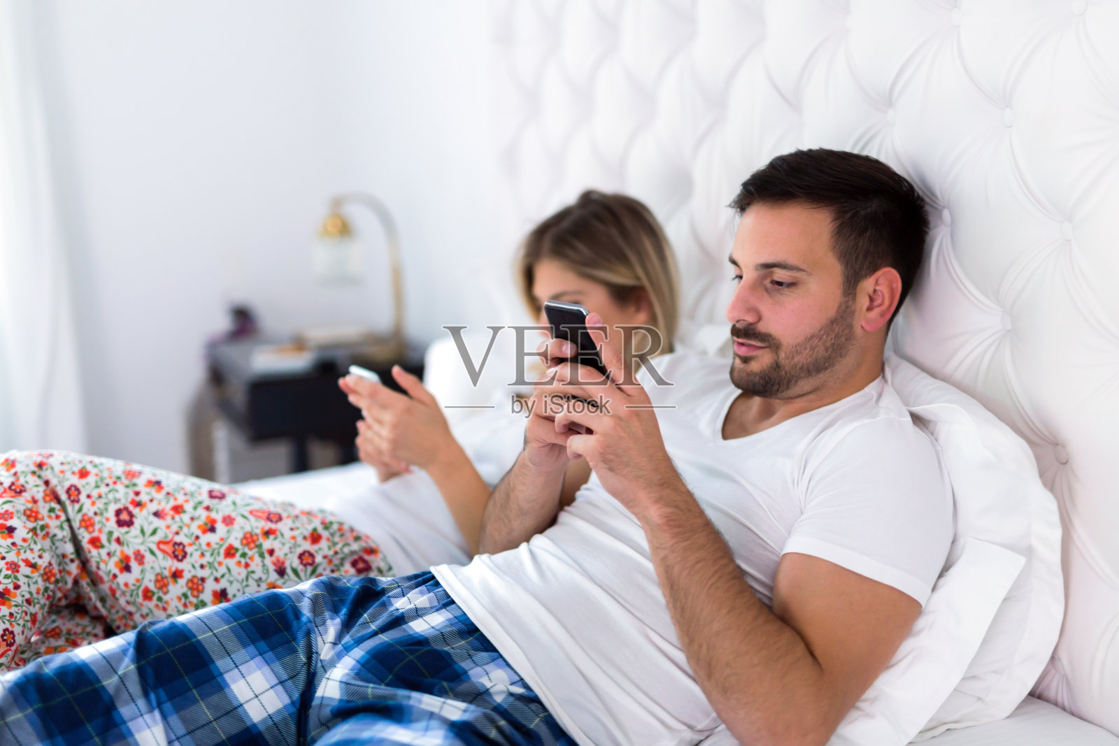 一对无聊的年轻夫妇在卧室里的照片照片摄影图片