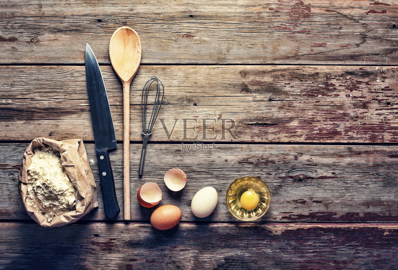 面包店的背景。家乡菜。厨房用品，面粉和鸡蛋。从上面的观点照片摄影图片