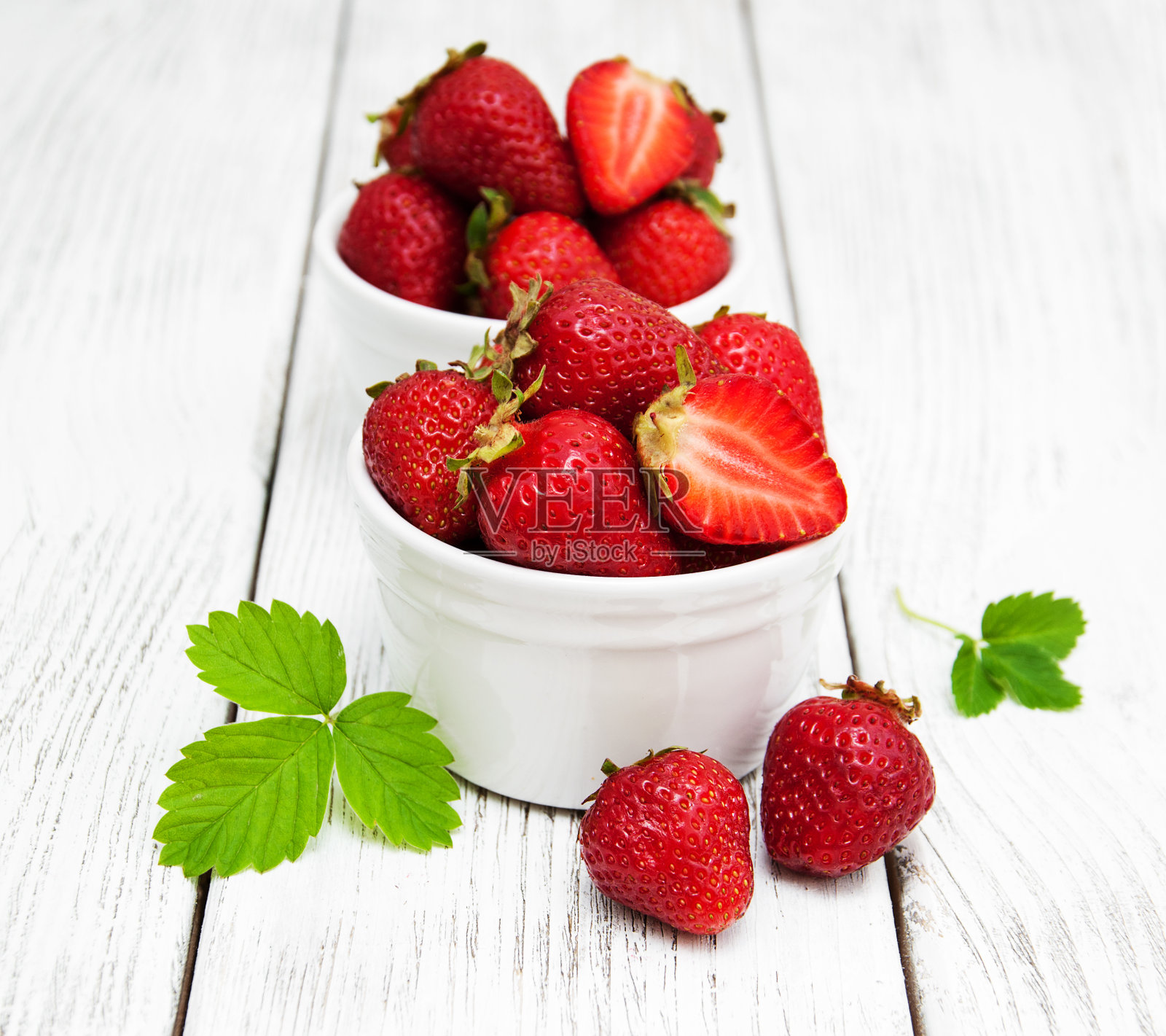 木桌上放着成熟的草莓照片摄影图片