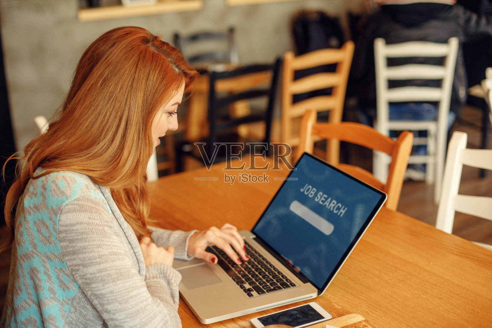年轻女子在咖啡馆网上找工作照片摄影图片