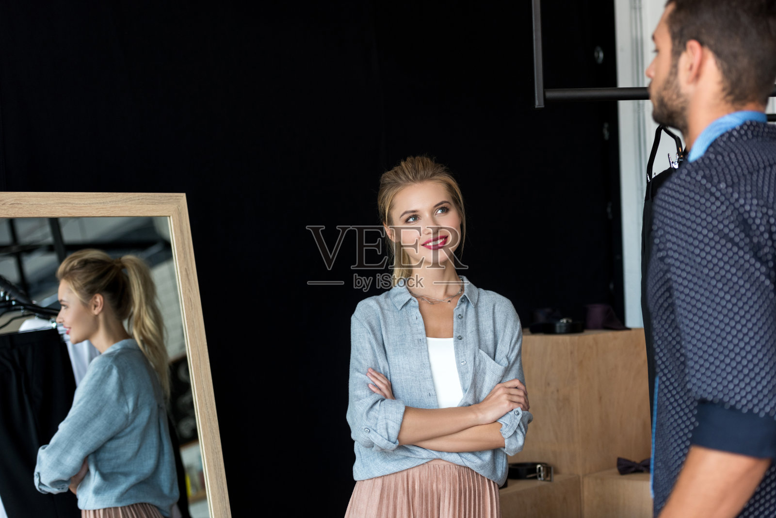 夫妇选择男装精品店照片摄影图片