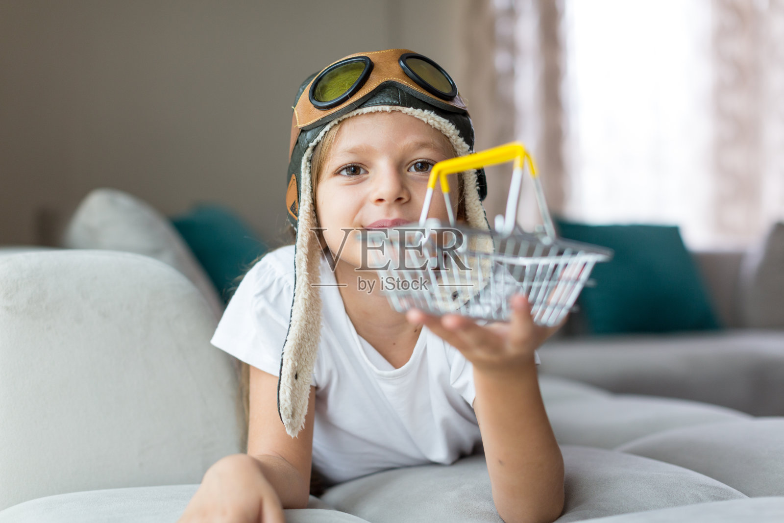 小女孩手里拿着购物车照片摄影图片