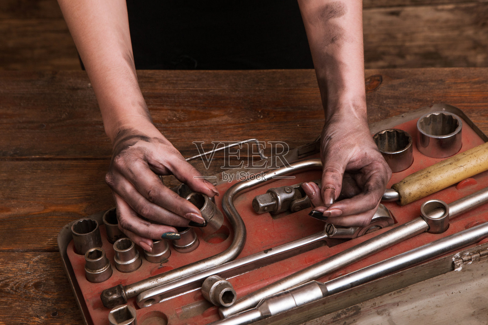 女机械师脏女人手工具套装照片摄影图片