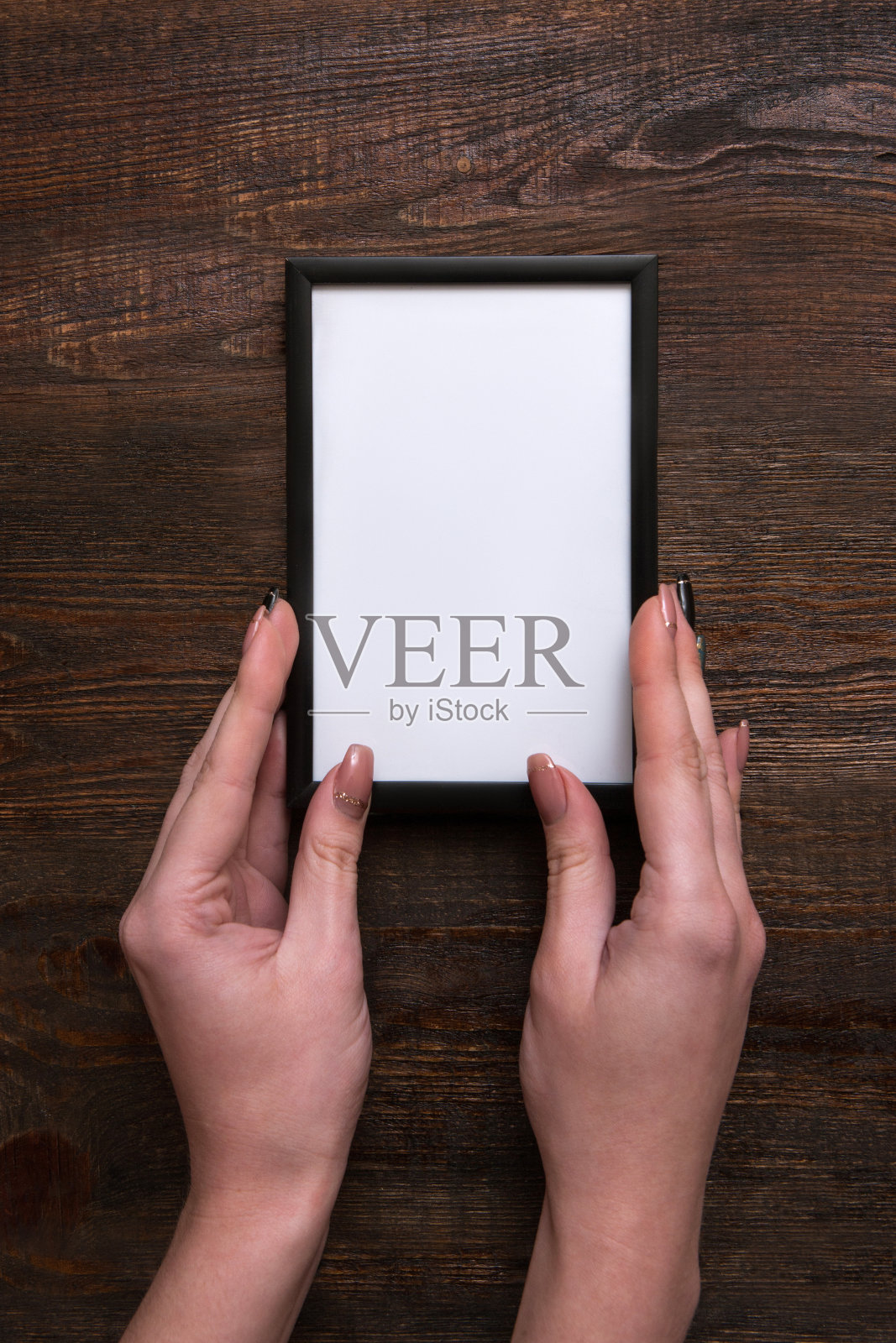 手握白色木框背景证书照片摄影图片