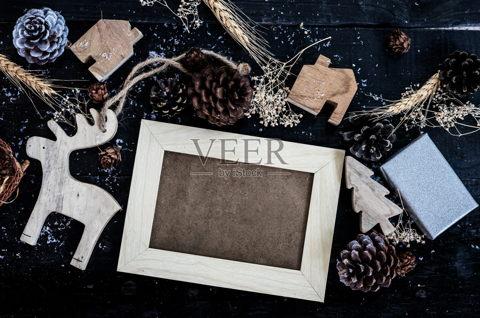 圣诞快乐，新年快乐，冬季，框架和复制空间的文字在木材背景照片摄影图片