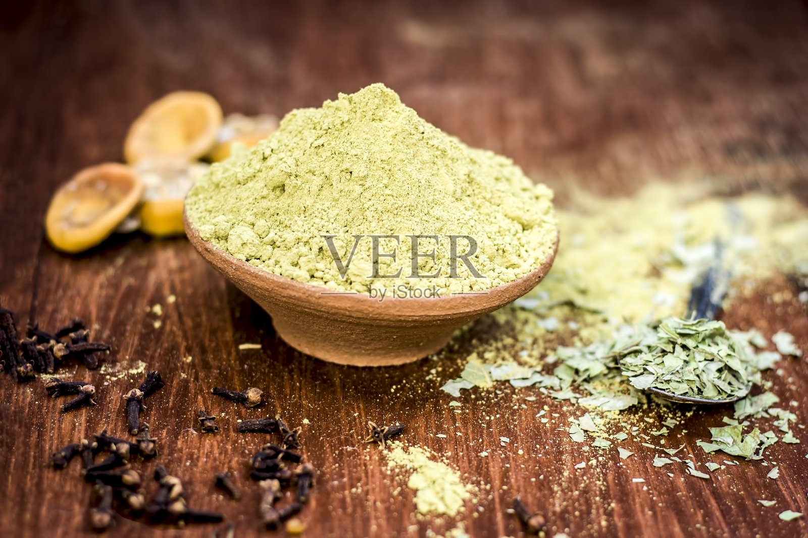 干heena/mehndi粉与酸橙和丁香照片摄影图片