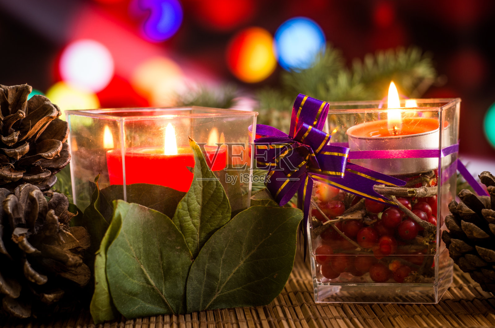 用松木装饰的塑料盒子装的圣诞蜡烛照片摄影图片