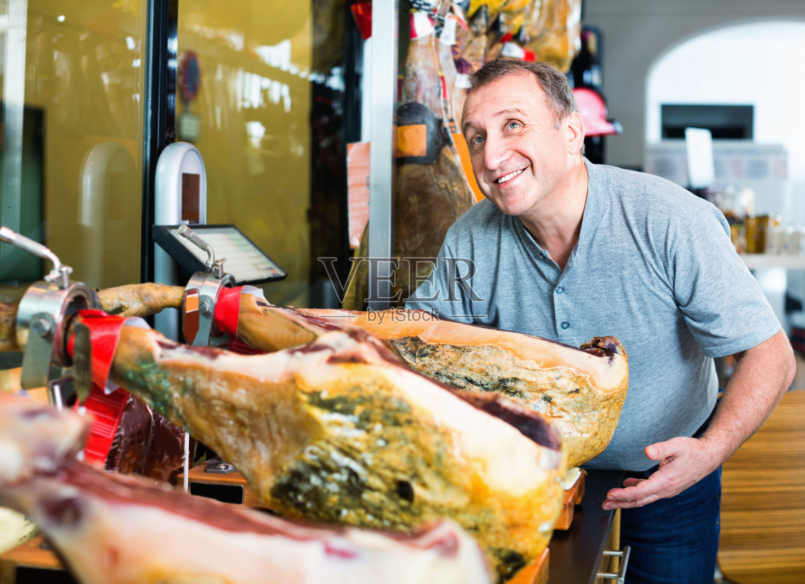 顾客购买伊比利亚火腿或塞拉诺火腿腿照片摄影图片